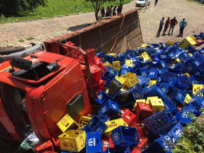 Caminhão carregado de cerveja Brahma tomba na PI-112