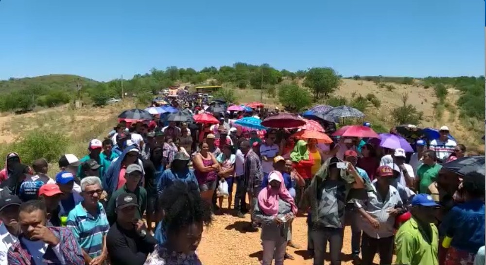 Moradores de Conceição do Canindé protestam contra a falta de manutenção de barragem com vazamentos há 6 anos