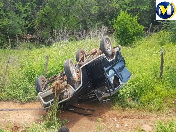 Colisão entre carro e motocicleta deixa 5 pessoas feridas na BR-230 em Oeiras