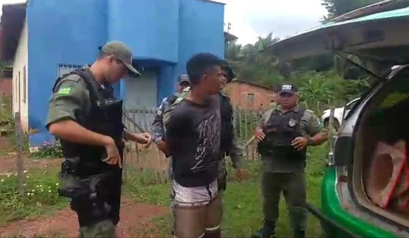 Homem é preso após incendiar casa com a esposa e filhos dentro no PI