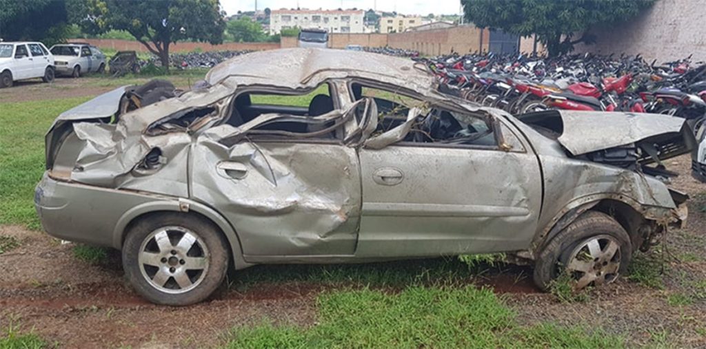 Motorista desobedece a PRF, tenta fugir, e capota veículo em Dom Expedito Lopes