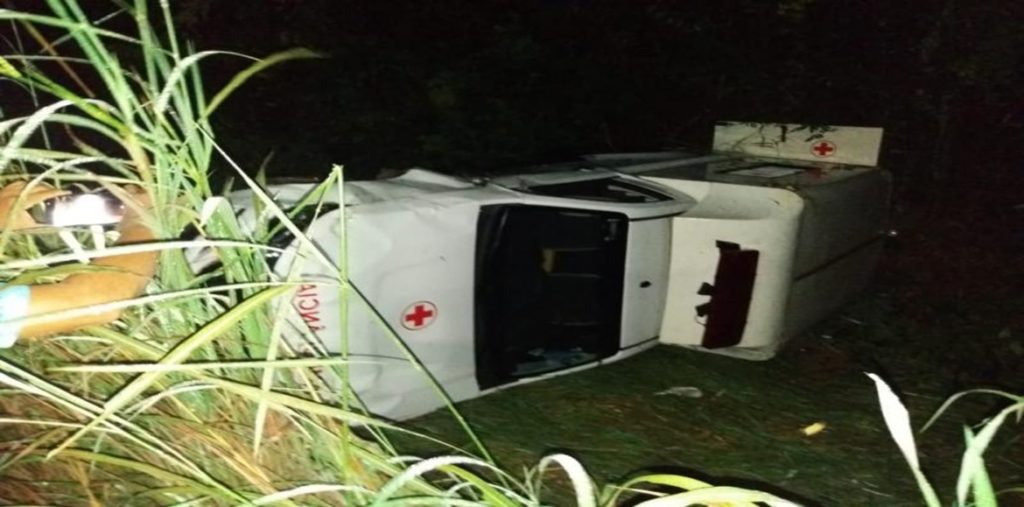 Ambulância capota ao desviar de buraco e deixa quatro vítimas na PI-112