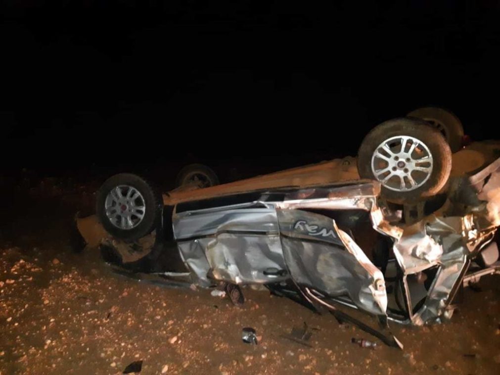 Carro capota com cinco pessoas na BR-135 e deixa duas em estado grave de saúde