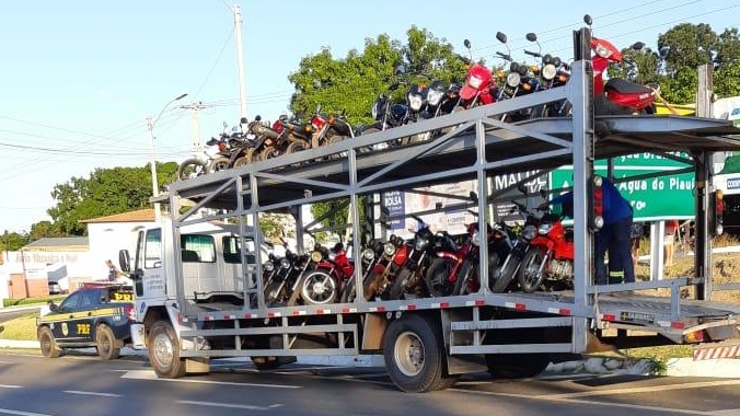 PRF apreende 30 motocicletas em situações irregulares em Água Branca