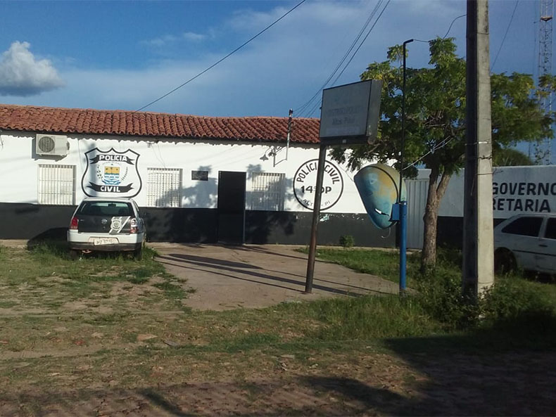 Suspeitos pedem água e mata jovem a tiros na porta de casa