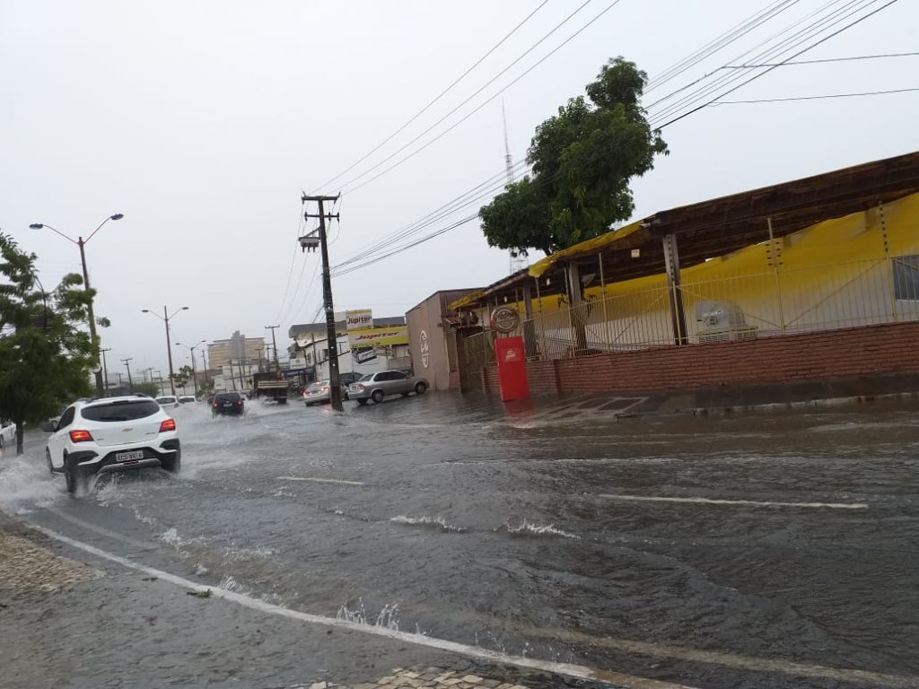 Chuva alaga ruas e avenidas e causa transtornos na capital