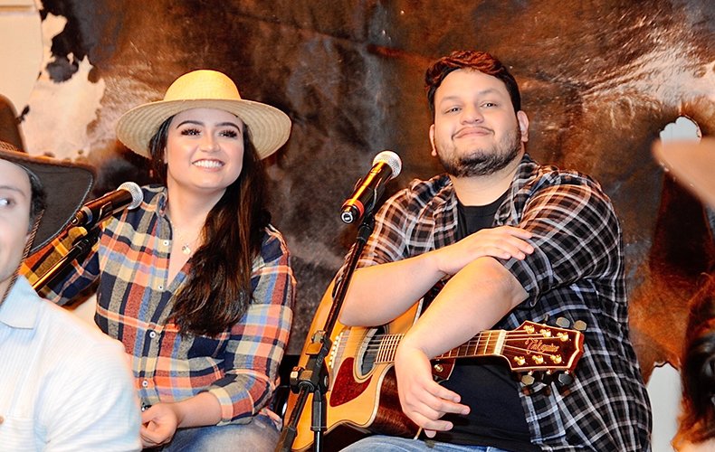 Luiza e Maurilio gravam clipe com MC Don Juan “Saudade do ex” é a música que ganha versão em vídeo com a participação dos sertanejos