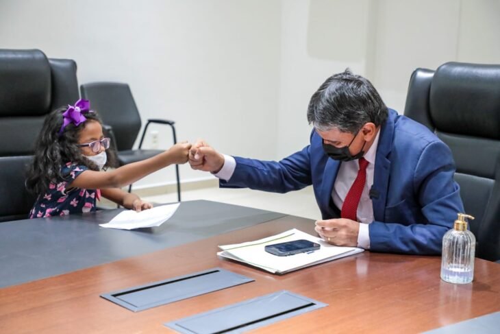 Governador realiza sonho de menina de 6 anos de conhecê-lo