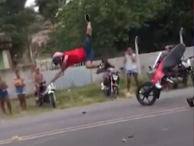 Motoqueiro é arremessado durante disputa de grau em cidade do Piauí;