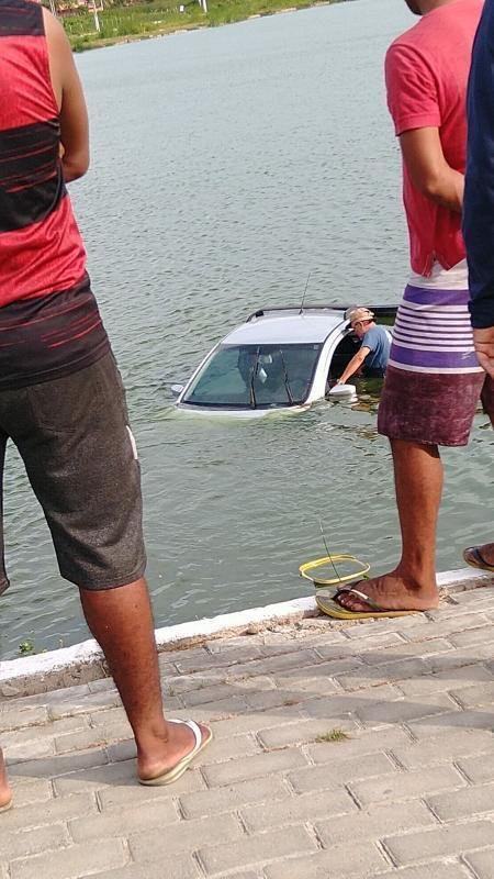 Motorista perde controle da direção e carro cai em lagoa no Litoral do Piauí