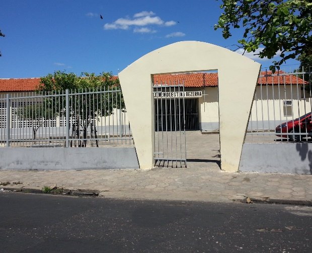 Professor é agredido por irmão de aluno em escola
