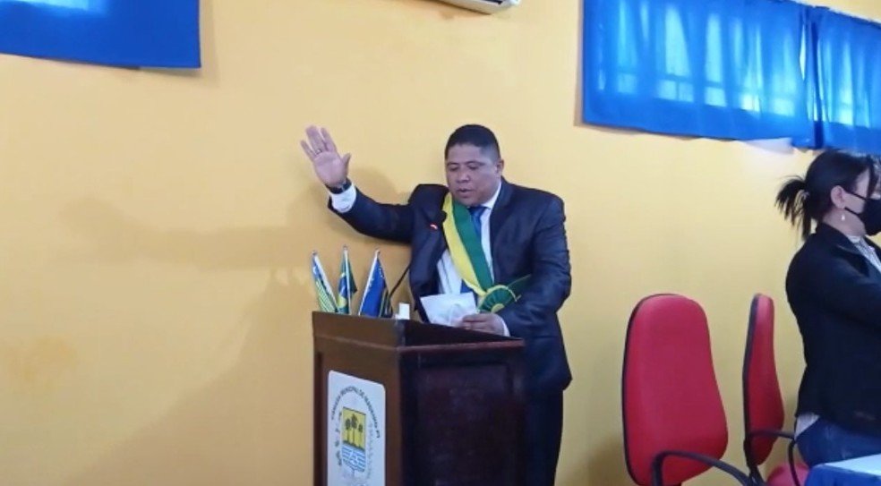 Vice chora durante posse de cargo de prefeito assassinado a tiros em Madeiro