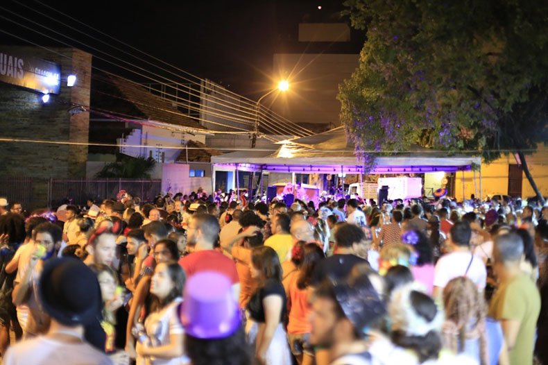 Apesar da ômicron, blocos tradicionais de Carnaval trocam ruas por balada