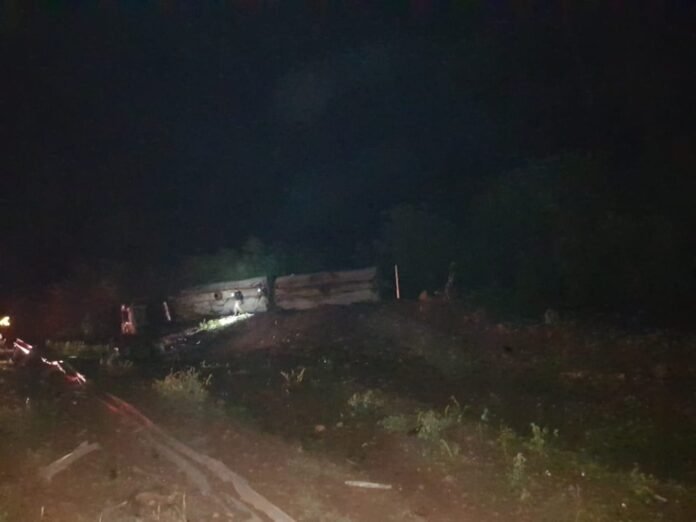 Motorista fica gravemente ferido após perder controle de caminhão na BR-135, no Piauí