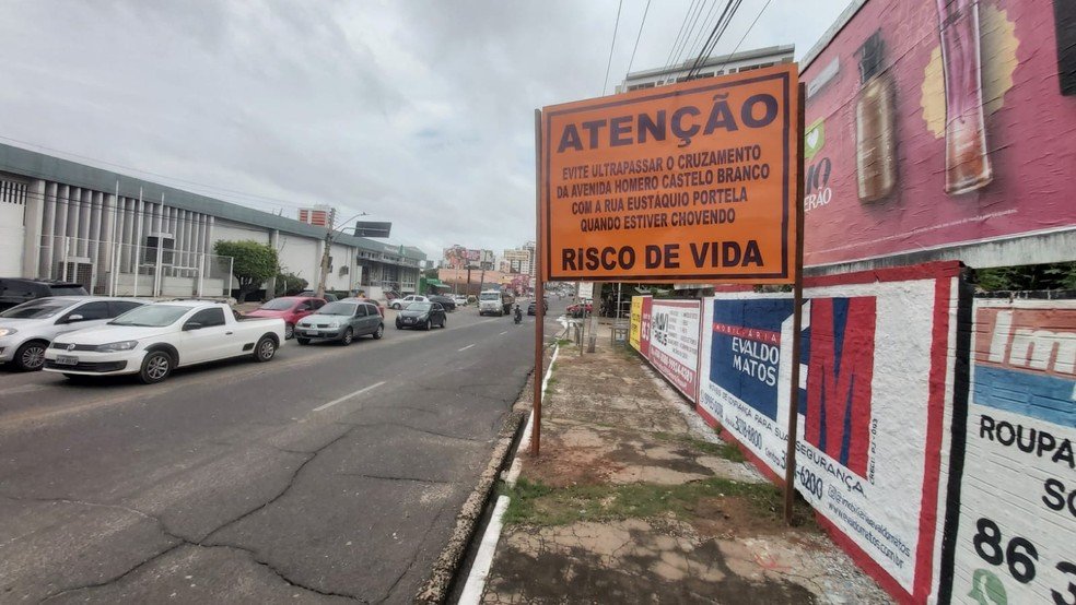 Placa com aviso de risco de vida em local onde carro foi arrastado pela água da chuva vira meme em Teresina