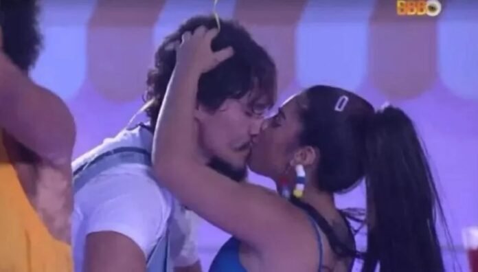 BBB22 Após festa, Maria e Eliezer fazem sexo debaixo do edredom; confira o vídeo