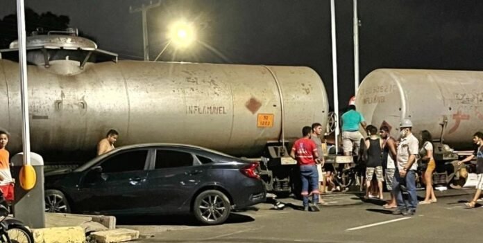 Carro invade linha férrea e colide contra trem em Teresina, diz PM