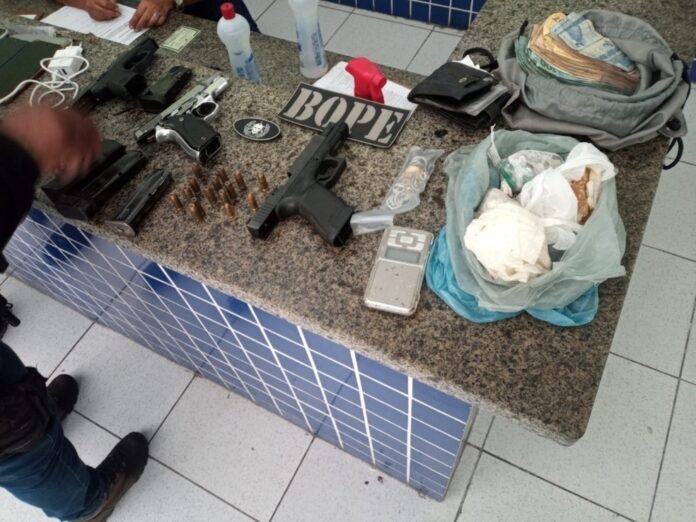 Dois homens são presos e uma menor apreendida com R$ 15 mil, armas e drogas no Piauí