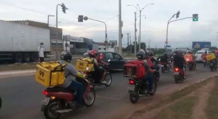 Entregadores fazem cortejo em homenagem a trabalhador morto em assalto