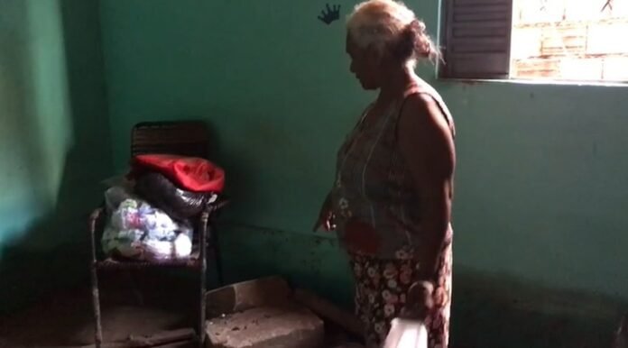 'O pouco que foi destruído é muito pra mim', diz dona de casa que teve casa alagada e perdeu móveis após forte chuva em Teresina