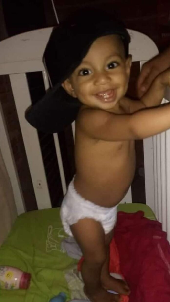 Polícia prende pais e avós de bebê de um ano desaparecido; menino pode ter sido morto queimado em ritual