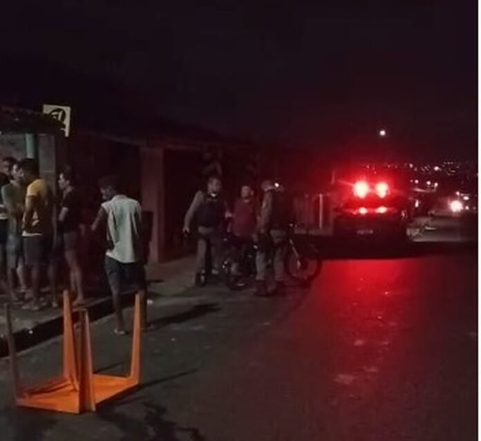 Policial é preso em flagrante ao matar dois homens em briga de bar