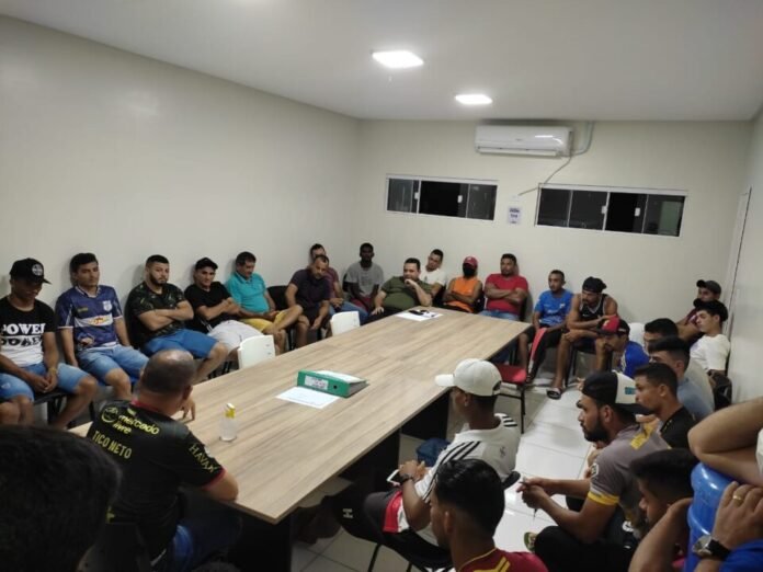 Prefeito Toninho de Caridade se reúne com seleção e comissão técnica para debater Copa AMVI