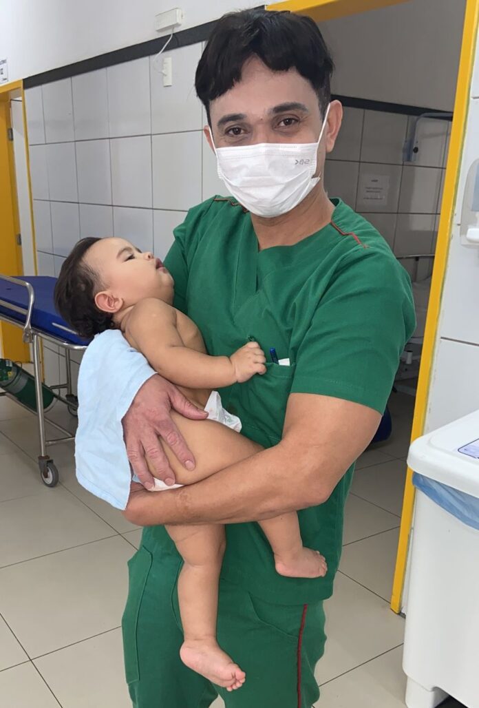 Técnico de enfermagem salva bebê de 9 meses engasgado com saliva