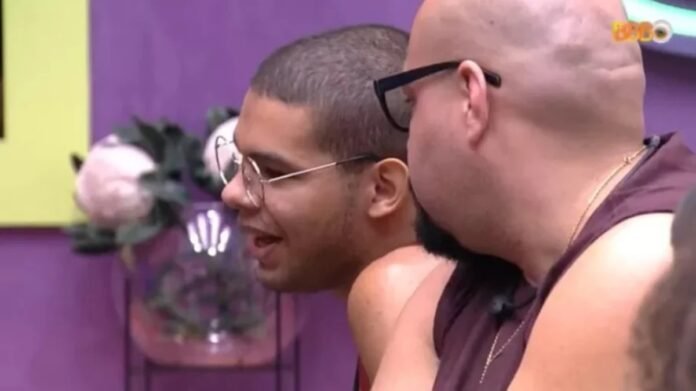 ‘BBB’ Vyni fica constrangido após piadas por pegar camisinha para Eli