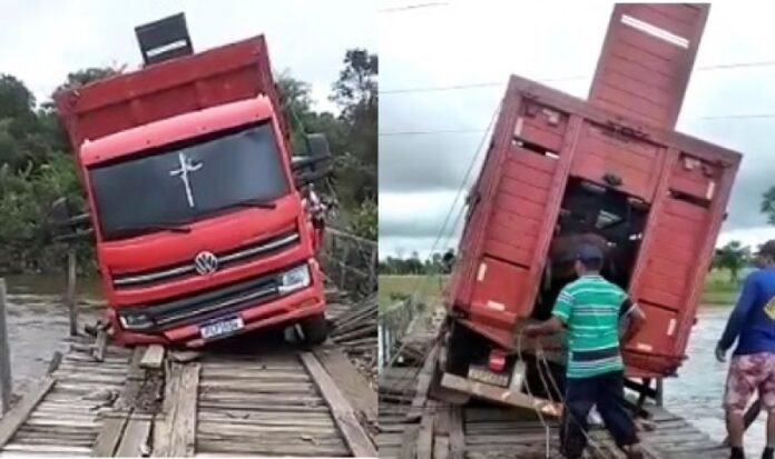 Caminhão fica preso ao realizar travessia em ponte de madeira no Piauí