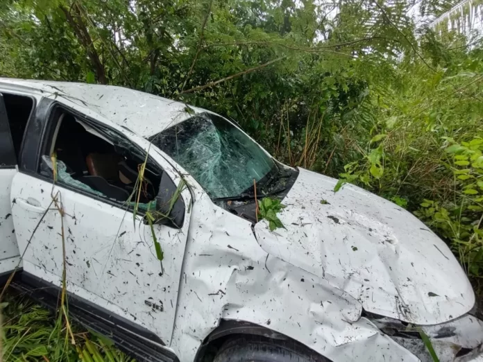 Carro com equipe do Governo do Piauí capot