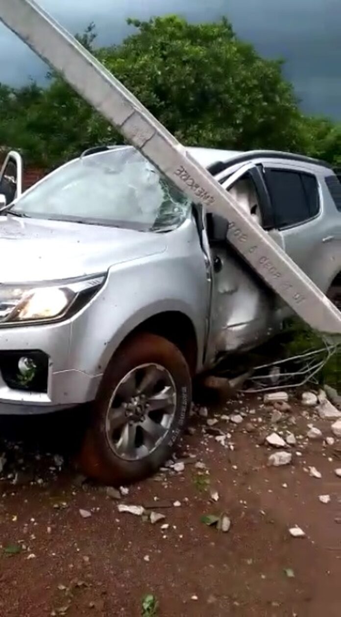 Carro com secretário estadual de saúde se envolve em acidente e derruba poste no Piauí