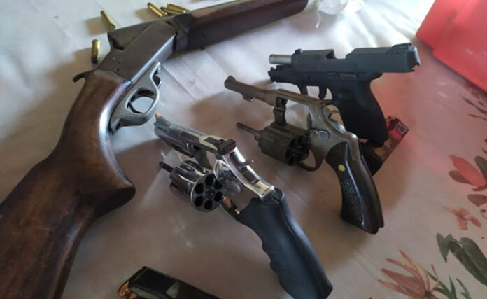Dupla é presa com espingarda, pistola, revólver, maconha e cocaína no Piauí