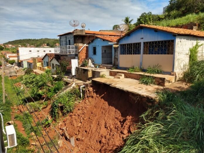 Encosta de morro desaba e casas ficam a fio de caírem em Picos; município decretará estado de calamidade