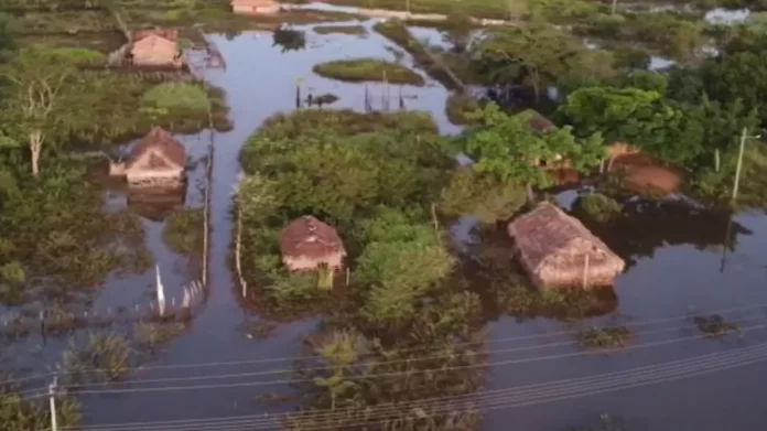 Famílias ficam desabrigadas em Esperantina após cheia do rio Longá no Piauí