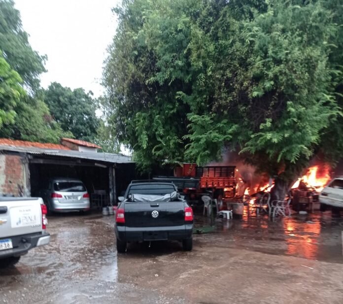 Incêndio atinge três veículos em oficina mecânica