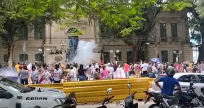 PM usa balas de borracha e gás lacrimogêneo contra manifestantes na Prefeitura de Teresina