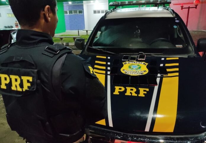 PRF prende três pessoas com 13 telefones celulares no Piauí