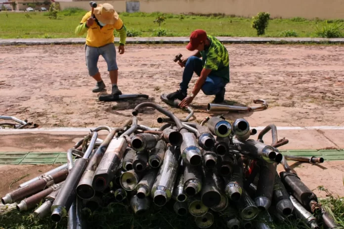 Prefeitura de Piripiri, no Piauí, realiza destruição de escapamentos do tipo 'kadron'