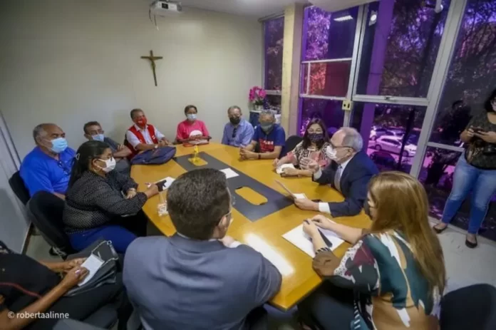 Professores estaduais do Piauí completam 33 dias em greve e avaliam proposta de 14% de reajuste