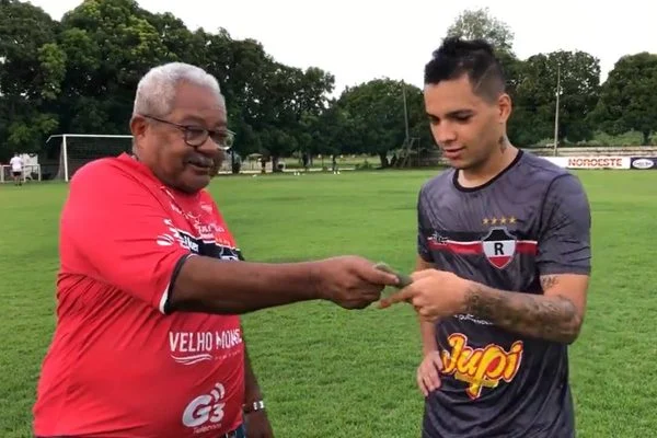 Torcedor do River cumpre promessa e paga R$ 1 mil a jogador por gol da vitória diante 4 de Julho