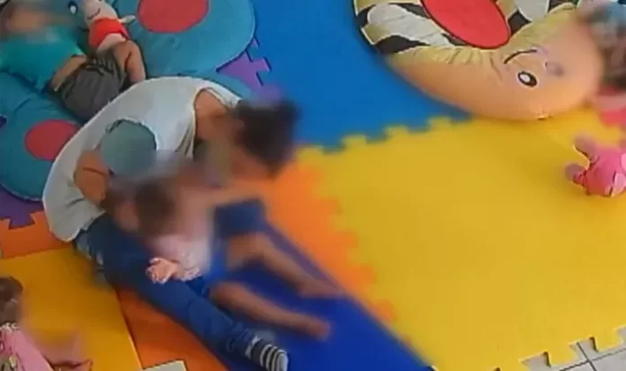 Vídeo de professora agredindo bebê de 1 ano em aula gera revolta na web