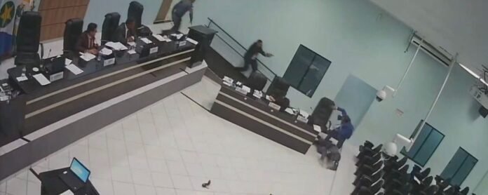 vereador saca arma contra colega na Câmara durante sessão
