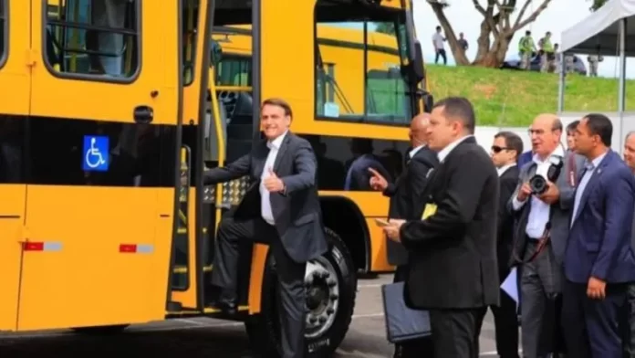 Bolsolão do Busão internautas se revoltam com notícia de que Bolsonaro pretende superfaturar compra de ônibus escolares