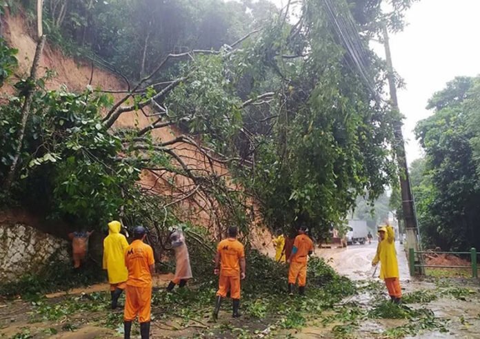 Deslizamento em Angra dos Reis deixa ao menos 11 desaparecidos
