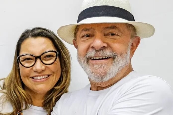 Ex-presidente Lula anuncia casamento com Janja em maio