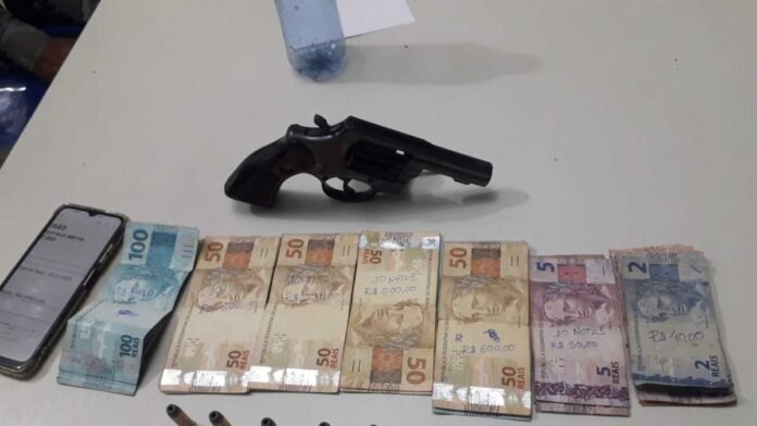 Policiais prendem idoso com arma e quase R$ 3 mil no Piauí
