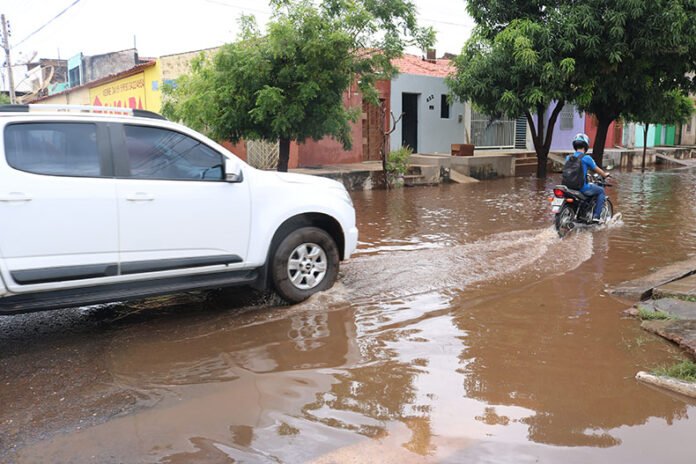 Após chuva, alagamentos são registrados em vários bairros de Picos