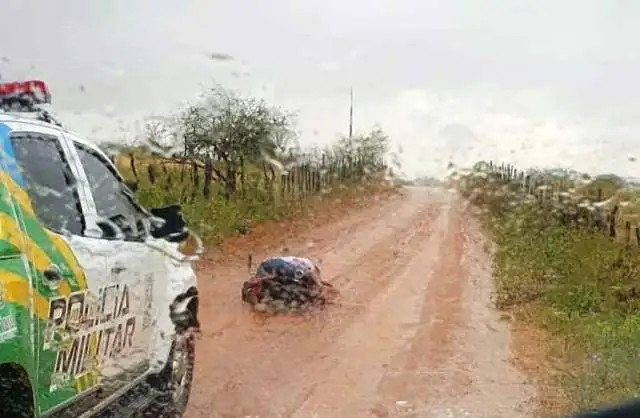 Corpo de homem com marcas de tiros é encontrado caído em cima de moto na zona rural de Alagoinha do Piauí