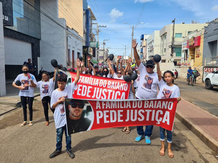 Familiares e amigos de realizam manifestação pedindo justiça